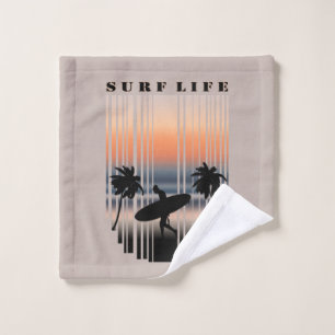 Surfer Marchant Sur La Plage Au Coucher Du Soleil