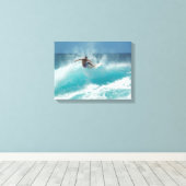 Surfer op een grote golf canvas print (Insitu (Houten vloer))