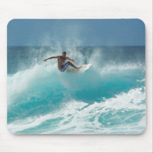 Surfer op een grote golf mousepad muismat