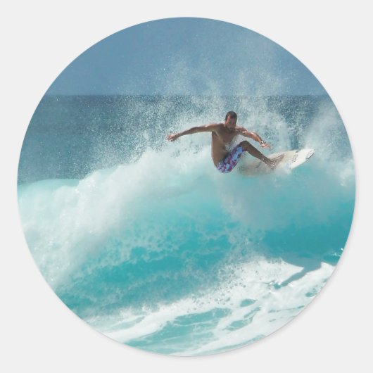 Surfer op een grote golf ronde sticker (Voorkant)