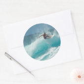 Surfer op een grote golf ronde sticker (Envelop)