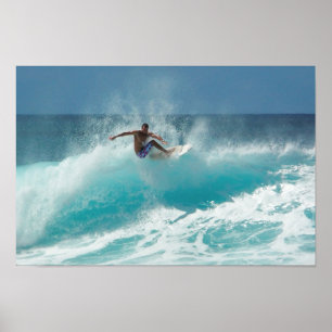 Surfer op een poster met grote golven