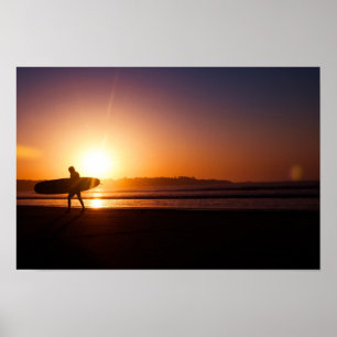 Surfer op strand bij zonsondergang poster