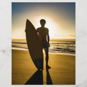 Surfer-silhouet tijdens zonsopgang