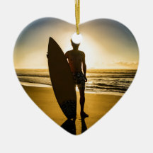 Surfer-silhouet tijdens zonsopgang