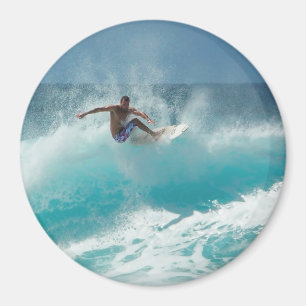 Surfer sur un aimant rond de grande vague