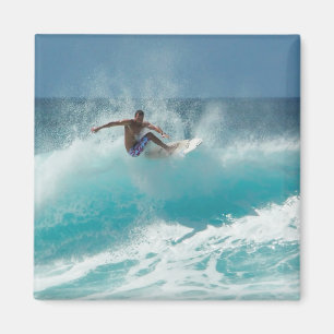 Surfer sur un grand aimant de vague