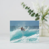 Surfer sur une carte postale à grande vague (Debout devant)