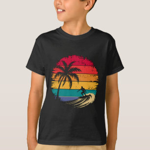 Surfer surft met palmbomen Tropische vakantie T-shirt