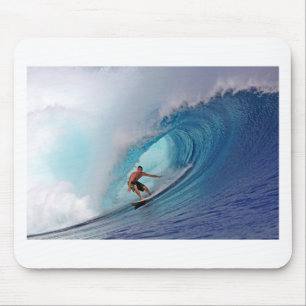Surfer surft op een enorme golf. muismat