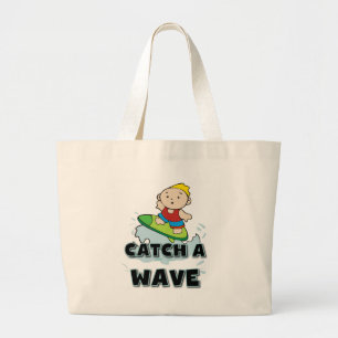 Surfer vangt een golf grote tote bag