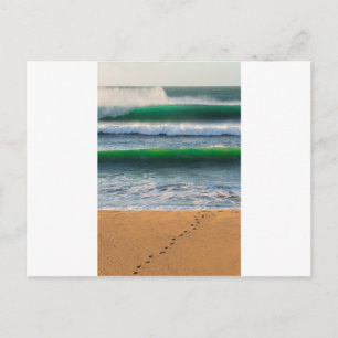 Surfer-voetafdrukken op zandstrand en groene golve briefkaart