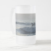 Surfer wacht Mok glazen bier (Voorkant links)