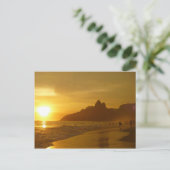 Surfers op zonsondergang briefkaart (Staand voorkant)