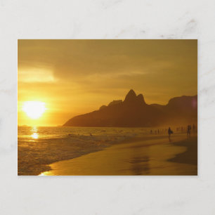 Surfers op zonsondergang briefkaart