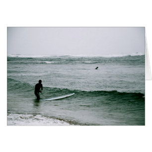 Surfers sur le rivage du nord