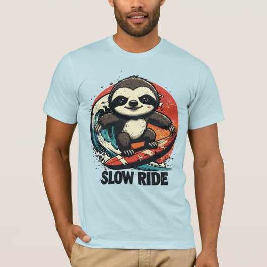 Surfing Sloth Gifts – “Slow Ride” Retro Sunset T-shirt (Voorkant)