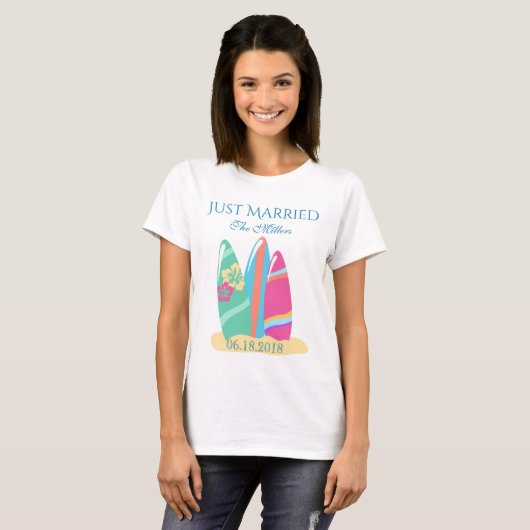 Surfplanken in het zandstrand net getrouwd t-shirt (Voorkant volledig)