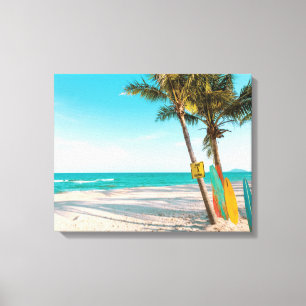Surfplanken op strand kussenhoes canvas afdruk