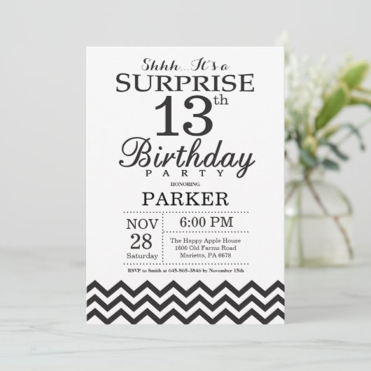 Surprise 13e anniversaire Invitation Black Chevron (Debout devant)