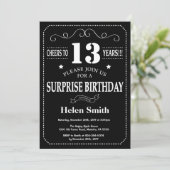 Surprise 13e anniversaire Invitation Chalkboard (Debout devant)
