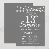 Surprise 13e anniversaire Invitation Gris et blanc (Devant / Derrière)