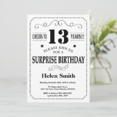 Surprise 13e anniversaire Invitation noir et blanc (Debout devant)