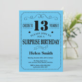 Surprise 13e anniversaire Invitation noir et bleu (Debout devant)