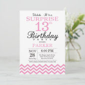 Surprise 13e anniversaire Invitation Pink Chevron (Debout devant)