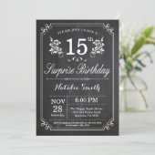 Surprise 15e anniversaire Invitation Chalkboard (Debout devant)