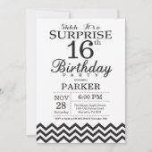 Surprise 16e anniversaire Invitation Black Chevron (Devant)