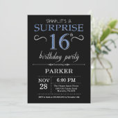 Surprise 16e anniversaire Invitation noir et bleu (Debout devant)
