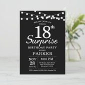 Surprise 18e anniversaire Invitation noir et blanc (Debout devant)