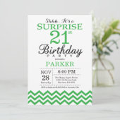 Surprise 21e anniversaire Invitation Green Chevron (Debout devant)
