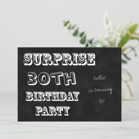 Surprise 30e anniversaire de fête Invitation table (Debout devant)
