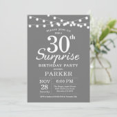 Surprise 30e anniversaire Invitation Gris et blanc (Debout devant)
