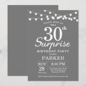 Surprise 30e anniversaire Invitation Gris et blanc (Devant / Derrière)