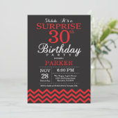 Surprise 30e anniversaire Invitation Noir et Rouge (Debout devant)