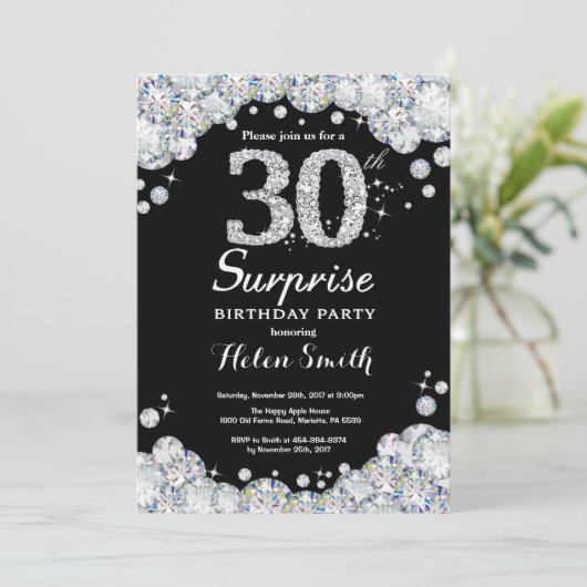 Surprise 30e anniversaire Invitation Silver Diamon (Debout devant)