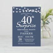 Surprise 40e anniversaire Invitation Bleu (Debout devant)