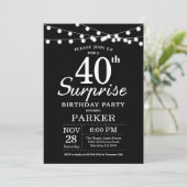 Surprise 40e anniversaire Invitation noir et blanc (Debout devant)