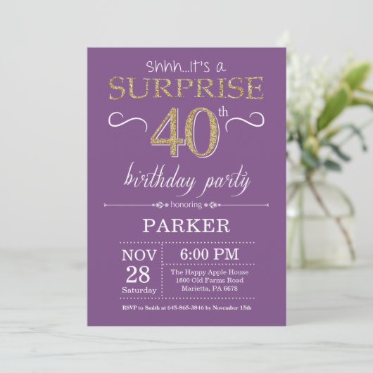 Surprise 40e anniversaire Invitation violet et or (Debout devant)
