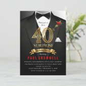 Surprise 40e anniversaire Tuxedo Invitation (Debout devant)