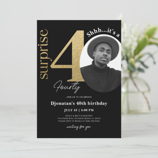 Surprise 40th Black Gold Birthday Invitation Foto Kaart (Staand voorkant)