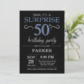 Surprise 50e anniversaire Invitation noir et bleu (Debout devant)