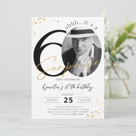 Surprise 60e anniversaire Gold Photo Invitation (Debout devant)