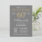 Surprise 60e anniversaire Invitation Grey and Gold (Debout devant)