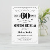 Surprise 60e anniversaire Invitation noir et blanc (Debout devant)