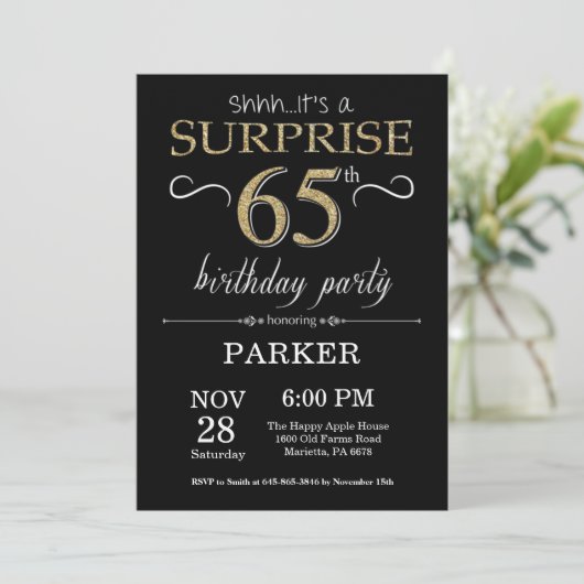 Surprise 65e anniversaire Invitation Black and Gol (Debout devant)