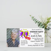 Surprise 70e anniversaire de fête Photo Invitation (Debout devant)